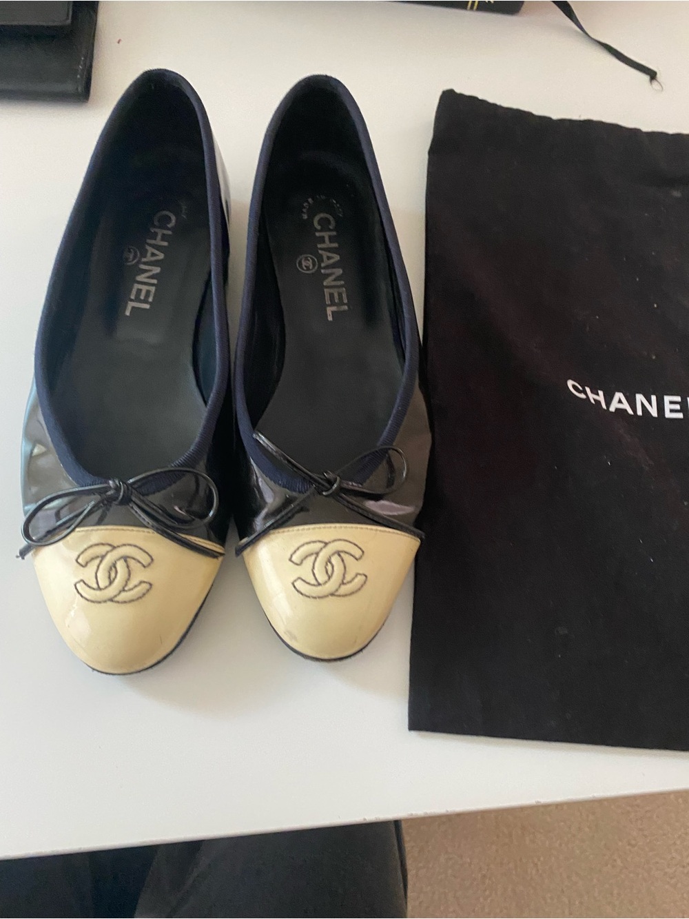 CHANEL Two-Tone Patent Cap-Toe Ballet Flats in Black and Cream - Vintage - Picture 2 of 4